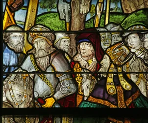 Ventana que representa a soldados, sacerdotes y nobles en la Crucifixión (detalle)